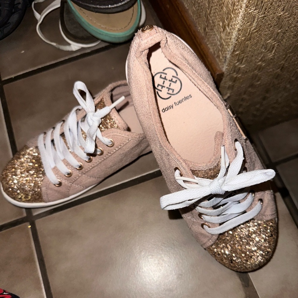 Daisy Fuentes like new worn a few time side 7 in women’s